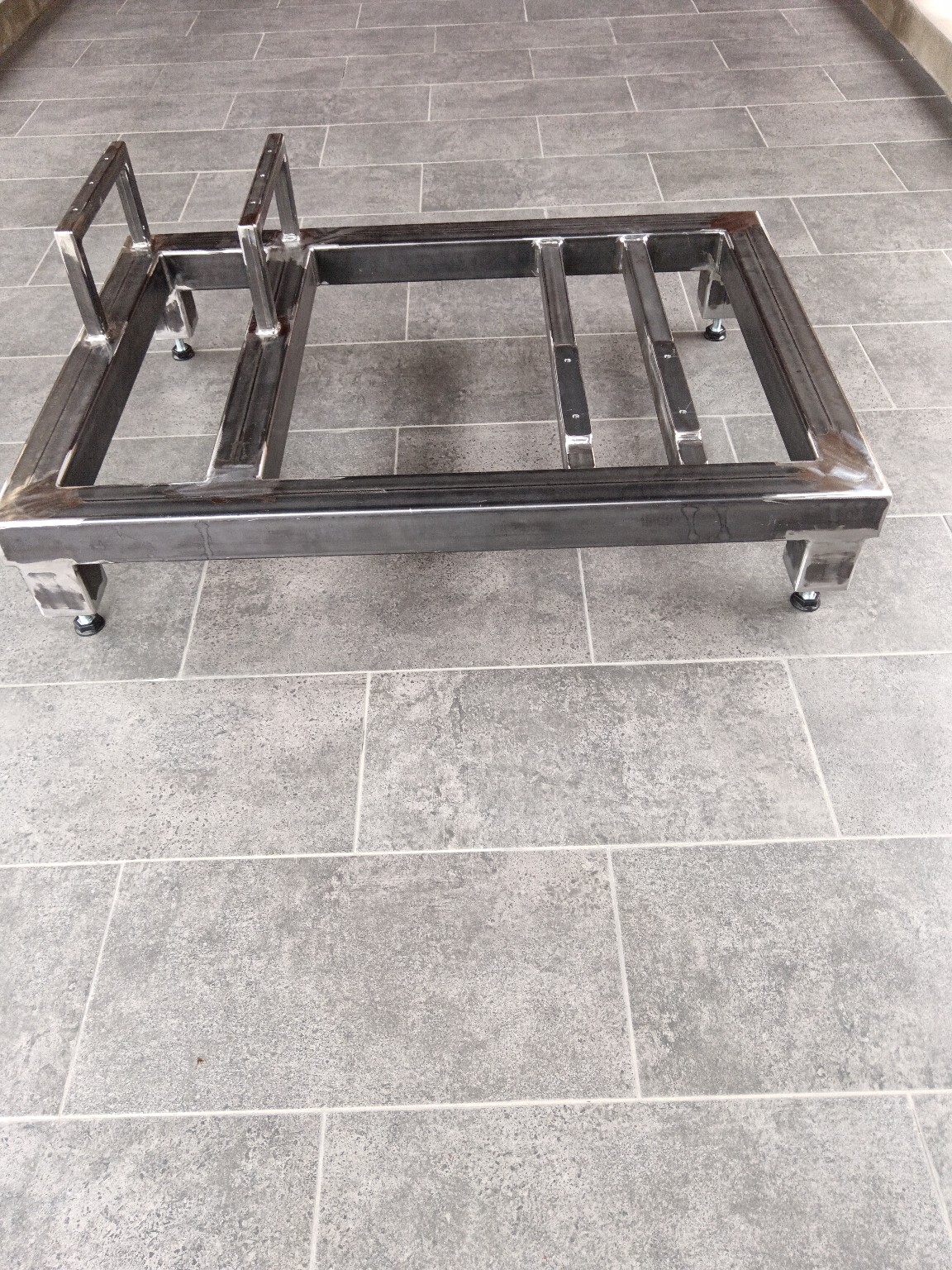 Side view – welded steel base frame with integrated crossmembers